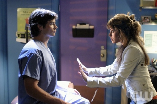 TheCW Staffel1-7Pics_228.jpg - Smallville"Crusade" (Episode #401)Image #SM401-8479APictured (l-r): Tom Welling as Clark Kent, Erica Durance as Lois LanePhoto Credit: © The WB/David Gray